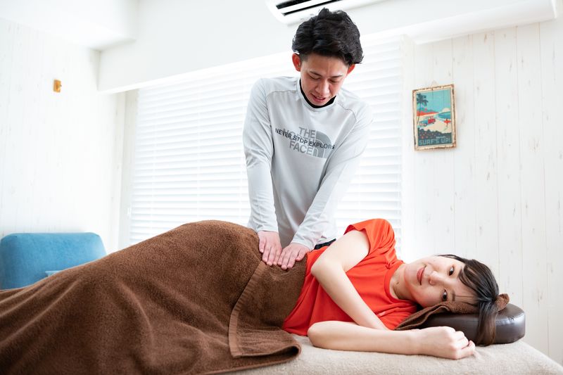 国家資格を持つトレーナーが女性へ整体を行う瞬間